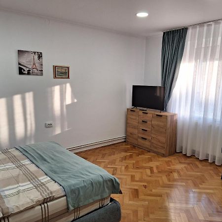 Black Eagle Central Unirii Square, 2 King Size Bedrooms, Free Private Parking ออราแด ภายนอก รูปภาพ
