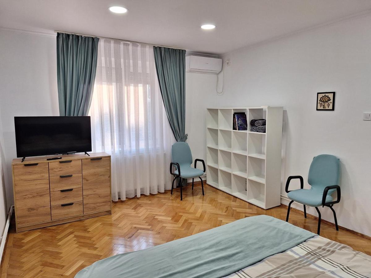 Black Eagle Central Unirii Square, 2 King Size Bedrooms, Free Private Parking ออราแด ภายนอก รูปภาพ