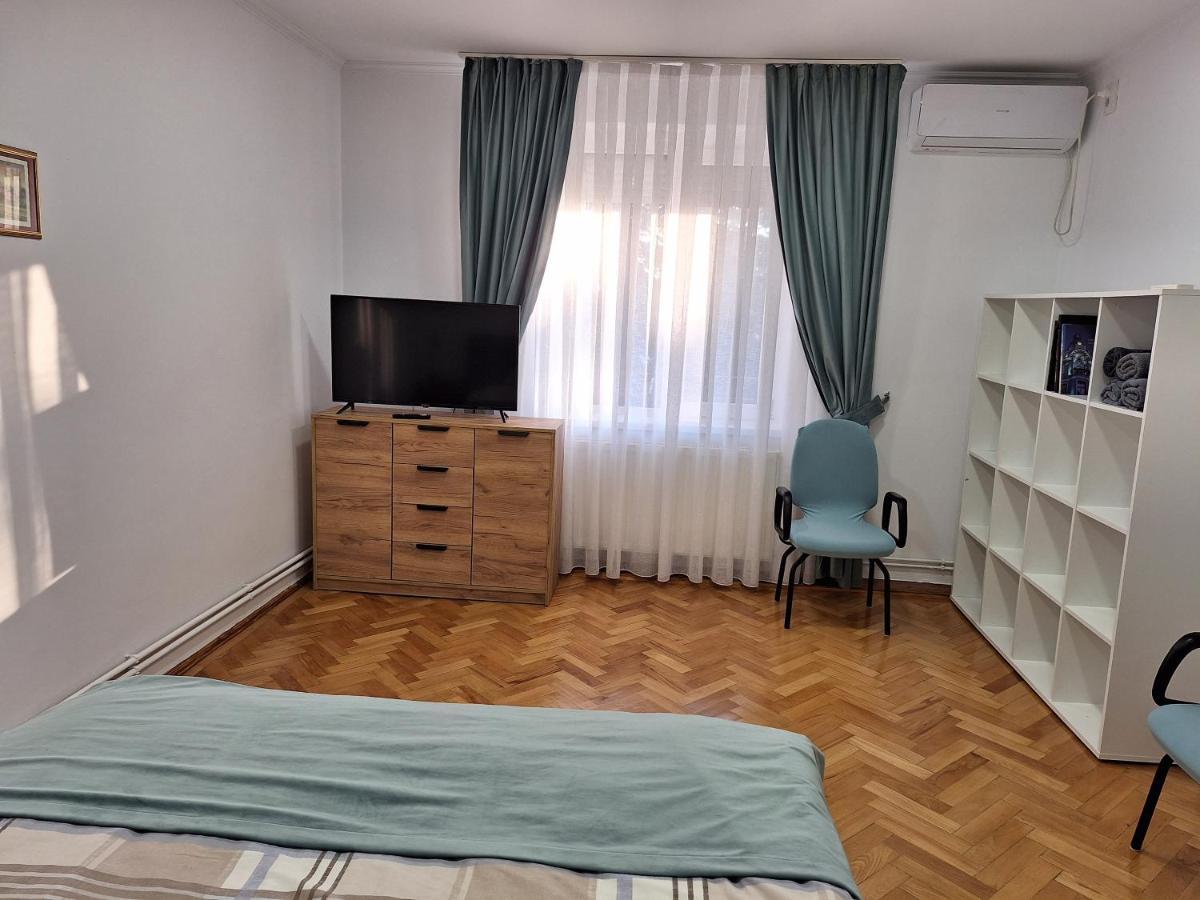 Black Eagle Central Unirii Square, 2 King Size Bedrooms, Free Private Parking ออราแด ภายนอก รูปภาพ