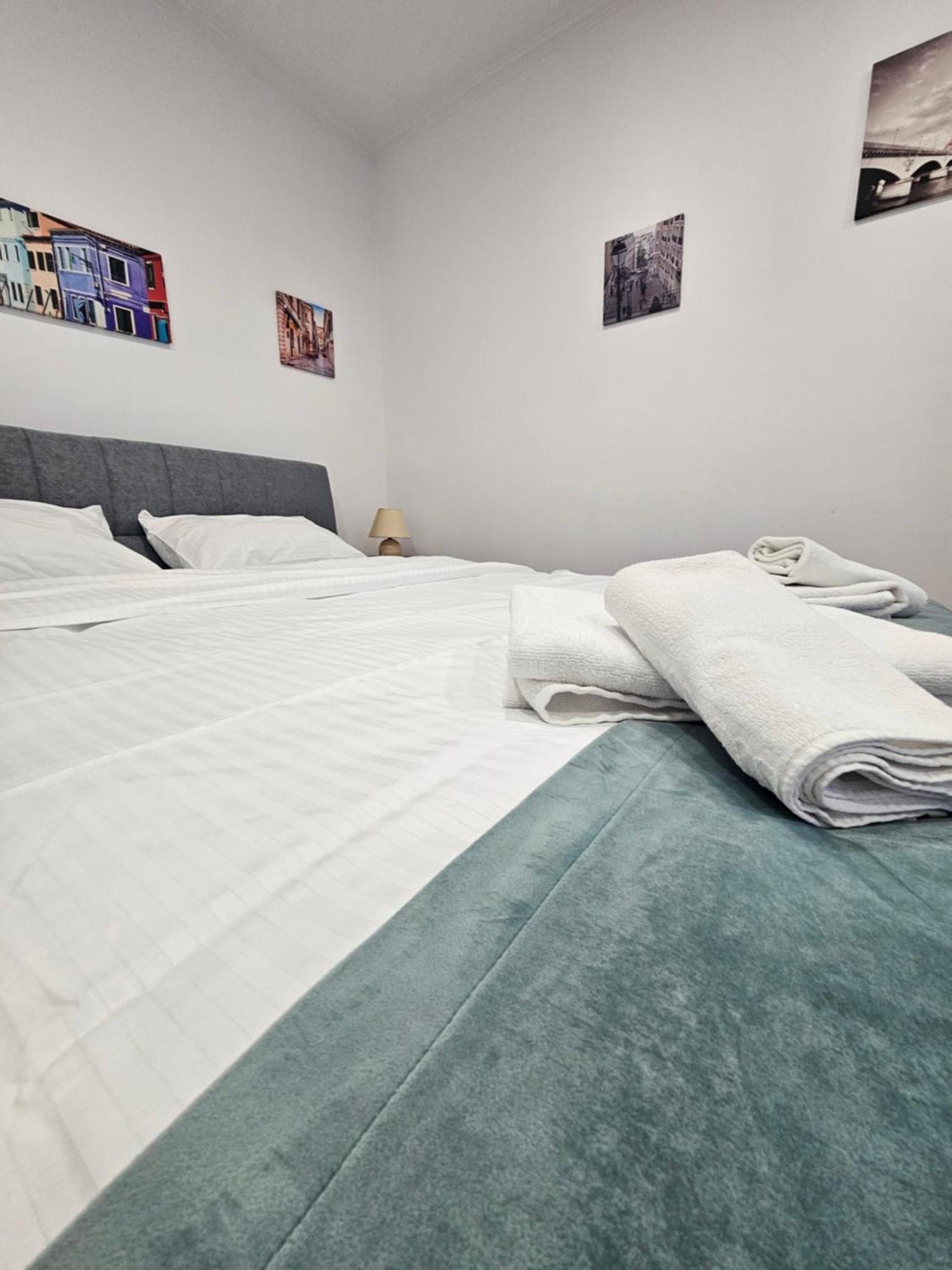 Black Eagle Central Unirii Square, 2 King Size Bedrooms, Free Private Parking ออราแด ภายนอก รูปภาพ